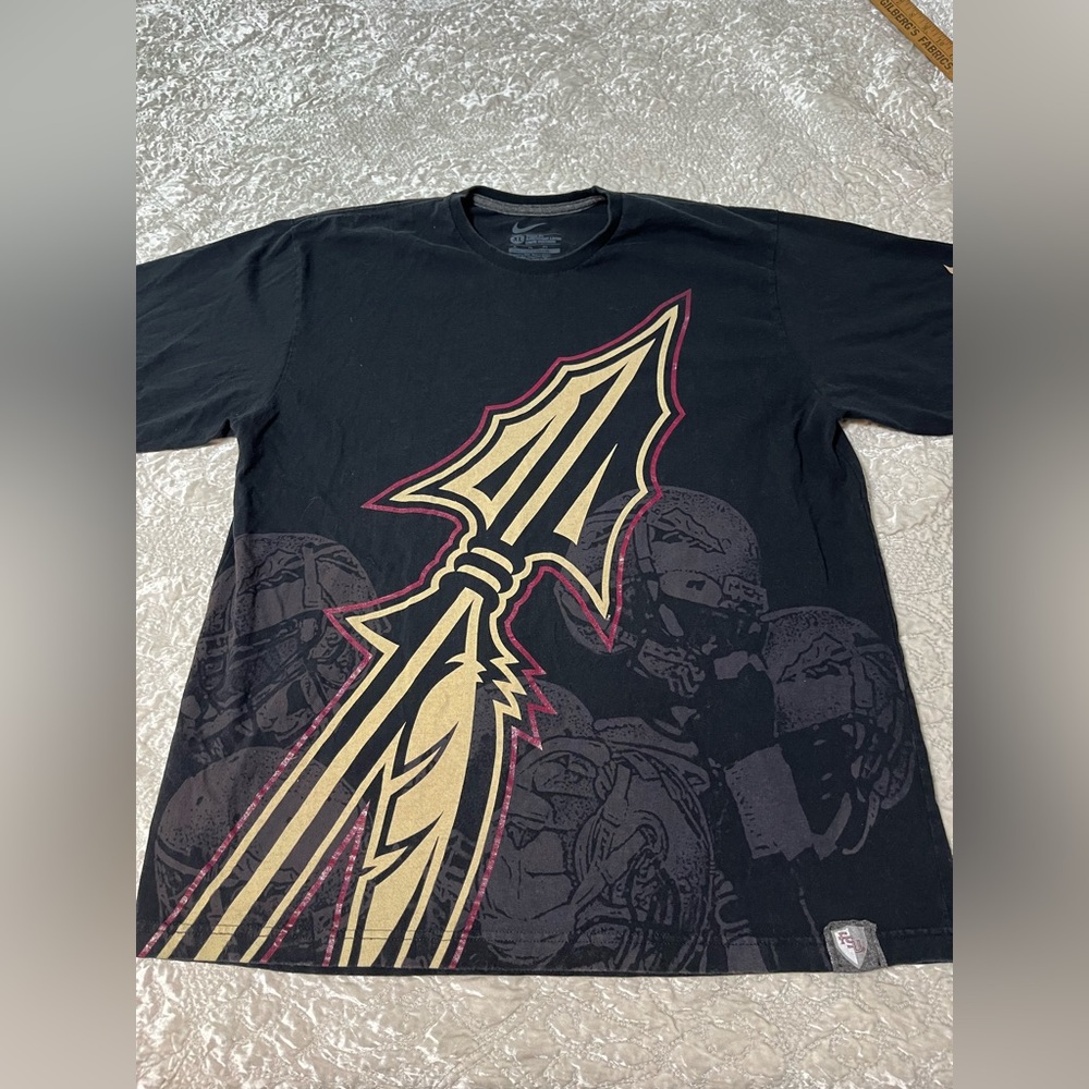 Nike Men’s Black Graphic Crewneck T-Shirt with Gold Arrow Design. XL